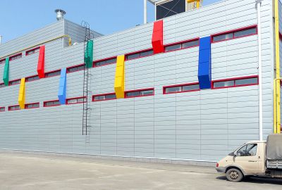 Торговый центр «Фестивальный». Фасад выполнен из металокасет, цветные вставки из композитных материалов