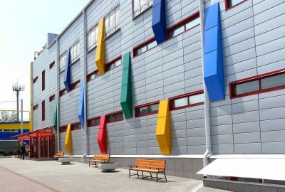 Торговый центр «Фестивальный». Фасад выполнен из линеарных панелей (металокасеты), цоколь из керамогранита